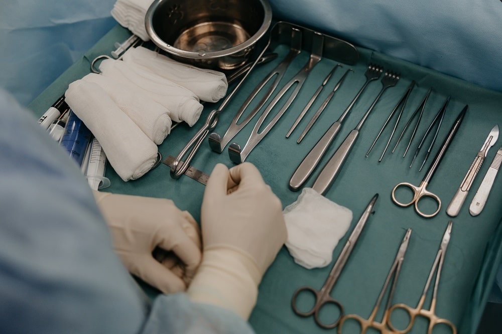 Хирургический инструмент в операционной